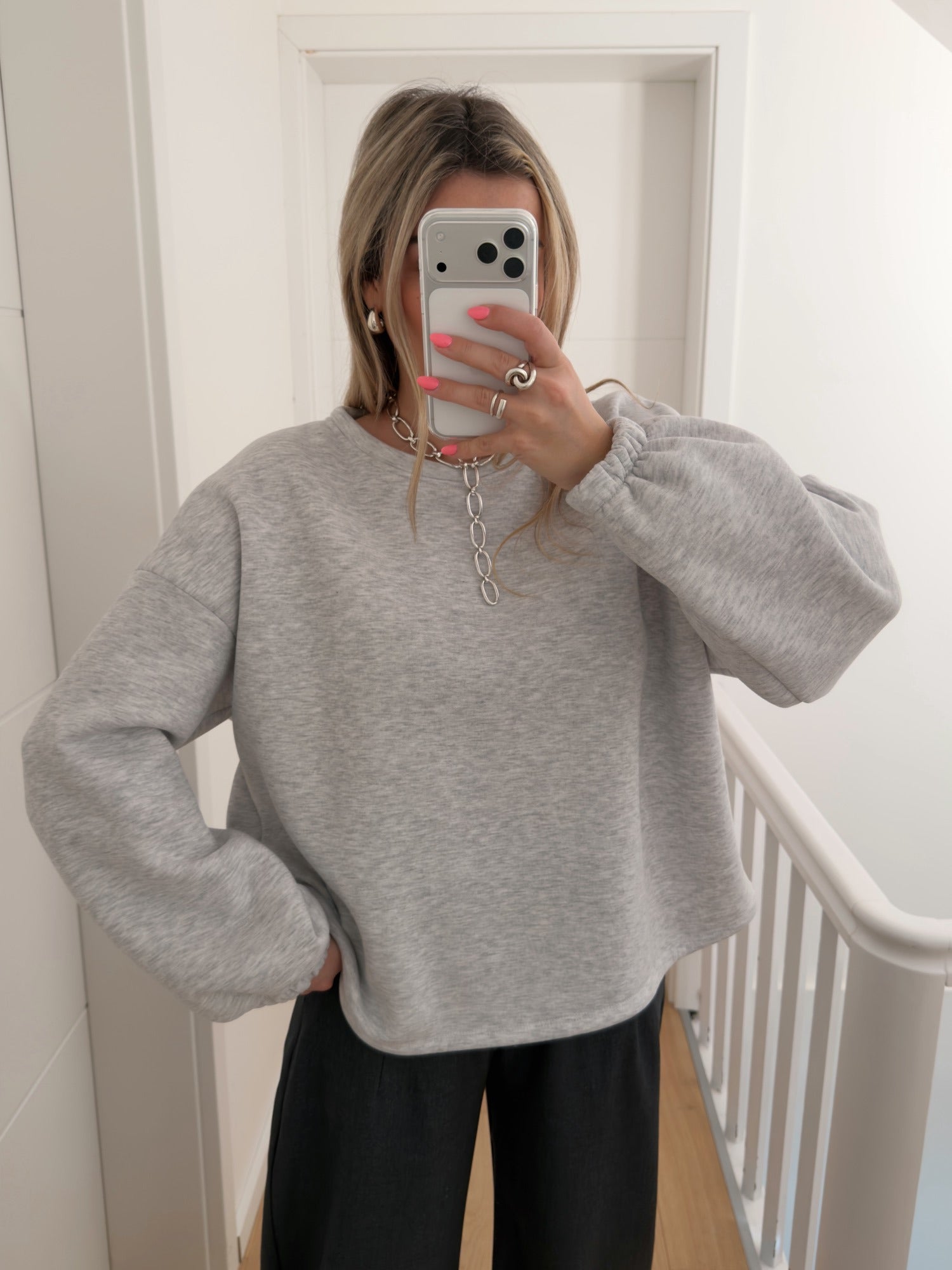 Pull GIRL BOSS Gris
